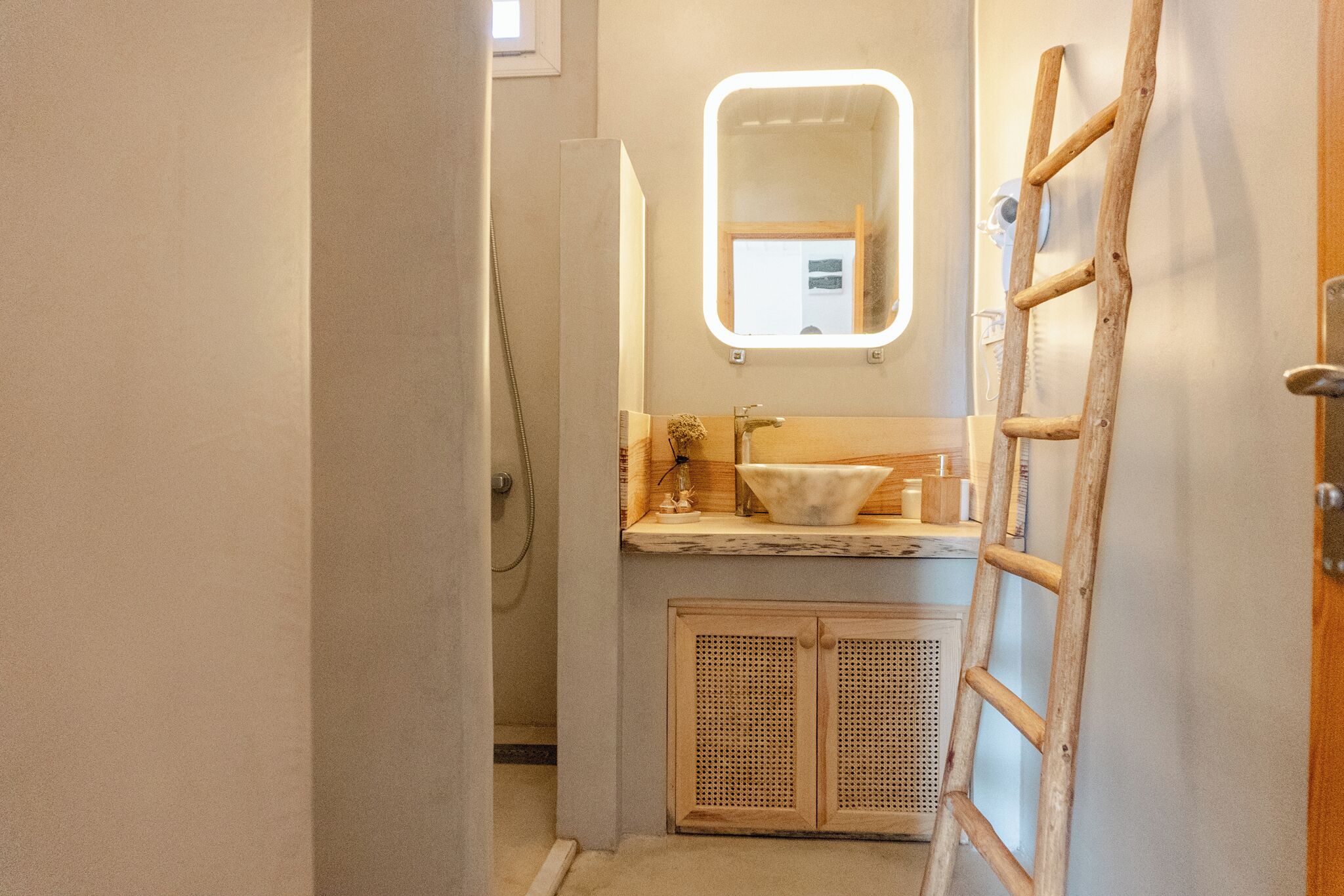King Suite | Bathroom | Shower, rainfall showerhead, free toiletries, hair dryer