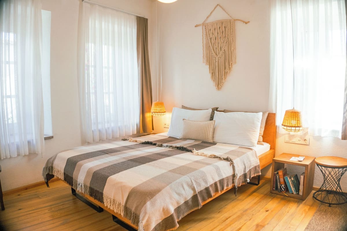 1 bedroom, Egyptian cotton sheets, premium bedding, pillowtop beds