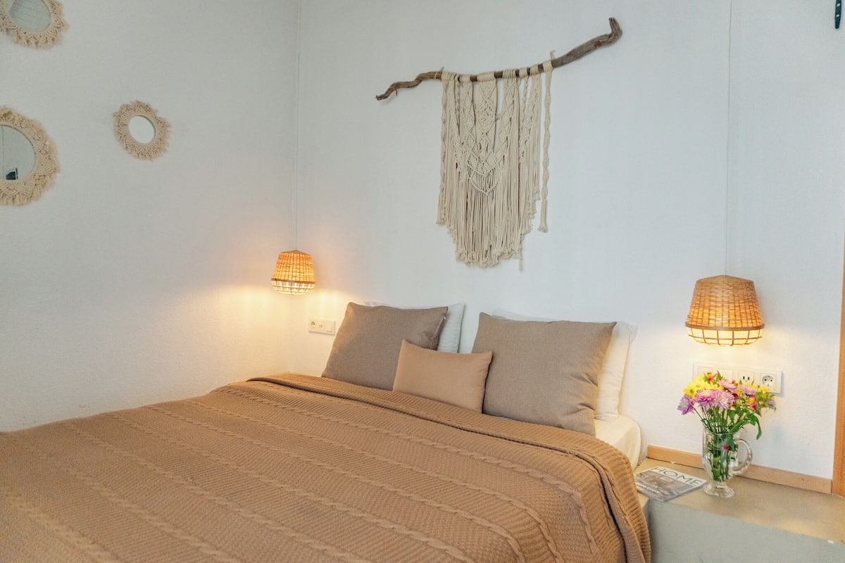 1 bedroom, Egyptian cotton sheets, premium bedding, pillowtop beds