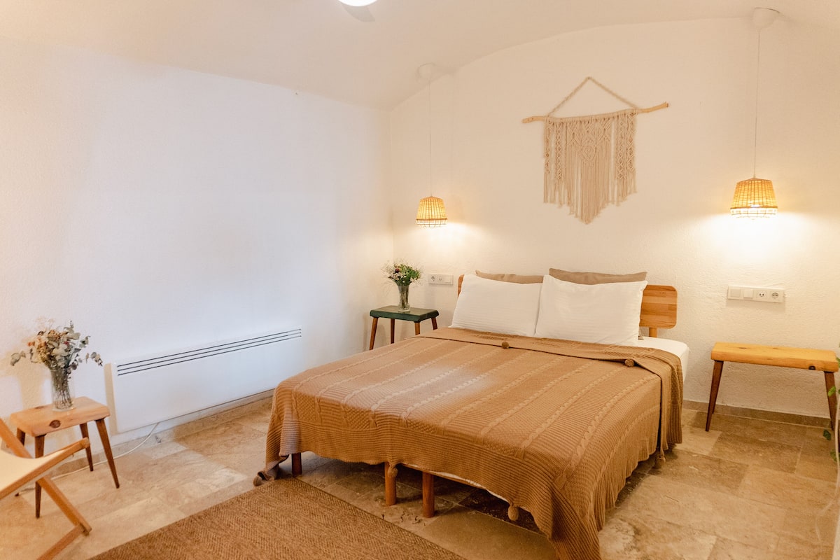1 bedroom, Egyptian cotton sheets, premium bedding, pillowtop beds