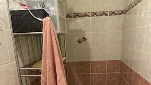 Een badkamer met een wastafel, toilet en bad.