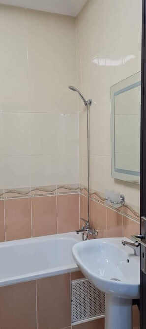 Serviettes fournies, savon, shampoing