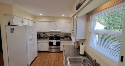 Tis' Time Getaway. Just a few blocks from beautiful Lake Erie!