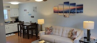 Tis' Time Getaway. Just a few blocks from beautiful Lake Erie! 