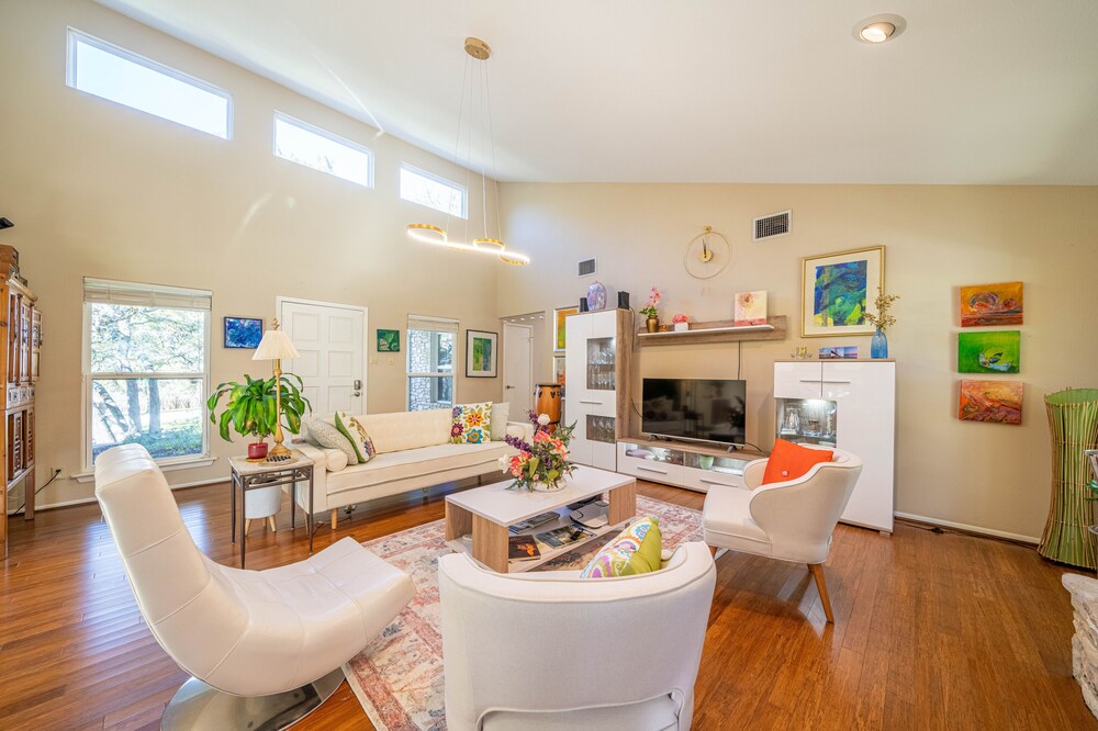 Master Bedroom, FREE Wi-Fi/Parking/Snack in Relaxing Oasis