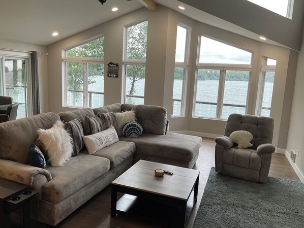 Een smart-tv, een open haard en een tafeltennistafel