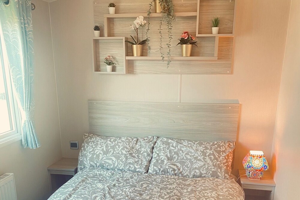 Dream home 8 bed Static Caravan 8 mins walk from beach