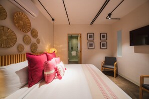 Habitacion King size # 10 | In-room safe, blackout drapes, soundproofing, iron/ironing board - Casa Rosamate (Oaxaca)