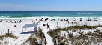 Gorgeous views, sleeps 6, clean, less than 100 steps to beach access.