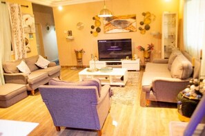 Basic Room | Living area - Nana Adu Guest House (Koforidua)