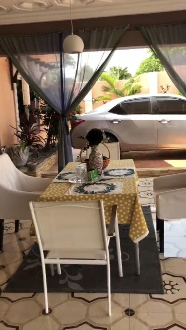 Basic Room | In-room dining