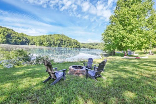 Secluded & Fancy Lake House. Free kayaks & canoe!