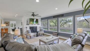 Smart TV, fireplace