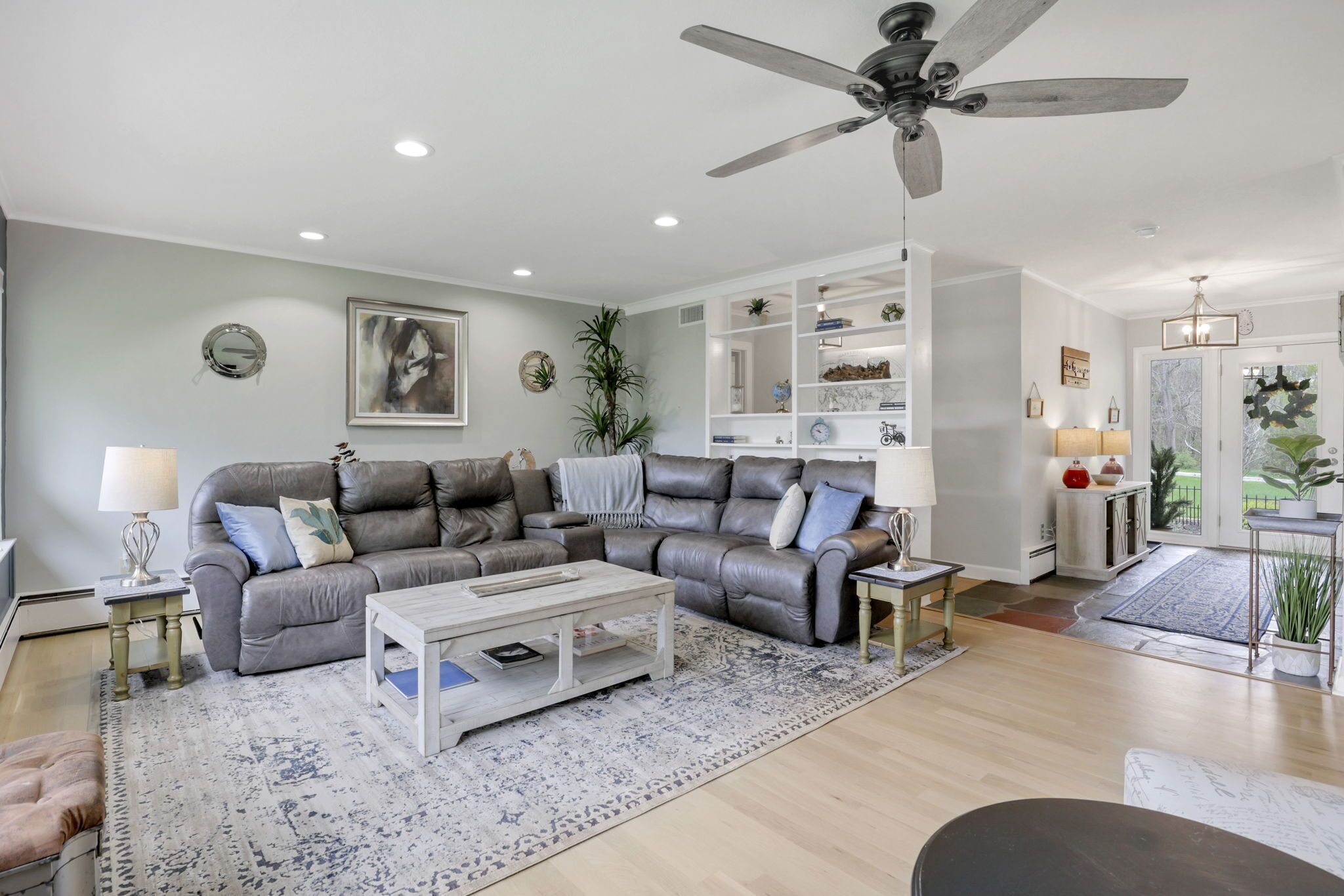 Lakefront Home - HUGE yard and patio, sleeps 8, kayak use available