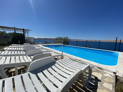 Fe-Wo Valentina by the sea with access to private beach and pool in Cesarica