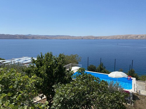 Fe-Wo Valentina by the sea with access to private beach and pool in Cesarica