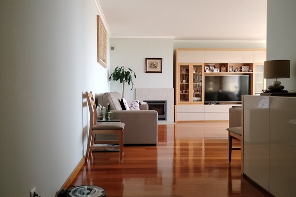 Smart-tv, een open haard en boeken