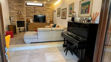 TV connectée, cheminée, jeux vidéo, livres