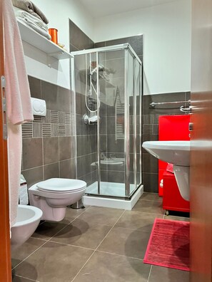 Shower, hair dryer, bidet, towels - 1 Bedroom Villa in Noicattaro (Noicattaro)