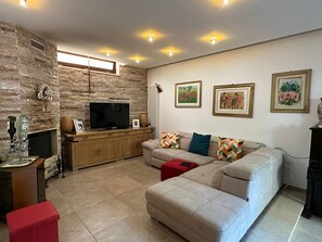 Älytelevisio, takka, videopelejä, kirjoja