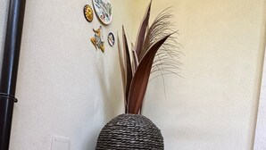 A corner with a woven floor mat, a large decorative vase, and wall art. - 1 Bedroom Villa in Noicattaro (Noicattaro)