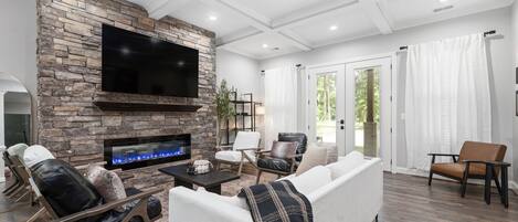 TV connectée, cheminée, baby-foot, table de tennis de table