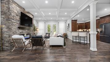 Smart-tv, een open haard, tafelvoetbal en een tafeltennistafel