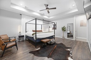 5 soverom, skrivebord, strykejern/-brett og reiseseng for barn