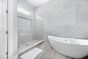 Dusche, Haartrockner, Handtücher, Toilettenpapier