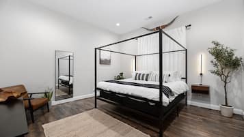 5 slaapkamers, een bureau, een strijkplank/strijkijzer, reisbedje