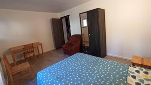 A bedroom with a bed, a wooden desk, a chair, and a wardrobe. - Gîte au Calme en Quercy Entre Sarlat, Lascaux et Rocamadour (Souillac)