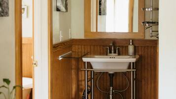 Classic Double Room | Bathroom | Towels