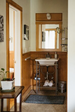 Klassieke tweepersoonskamer | Badkamer | Handdoeken