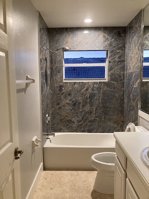 Haartrockner, Handtücher, Seife, Toilettenpapier