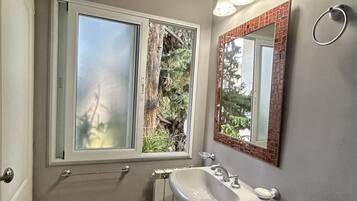 Standard Single Room | Bathroom | Free toiletries, hair dryer, bidet, towels