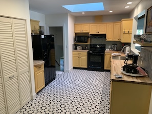 Vaisselle et ustensiles, épices, casserole à homards