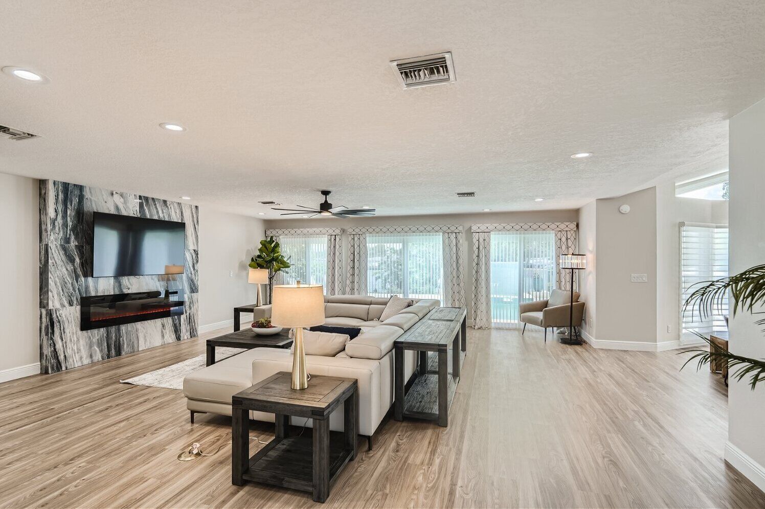 Paradise Living on a Stunning Waterfront Home. Minutes from Belleair Beach.