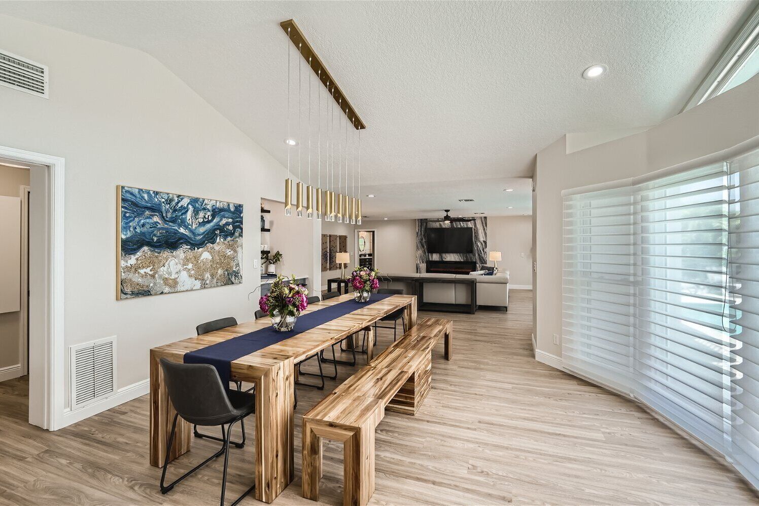 Paradise Living on a Stunning Waterfront Home. Minutes from Belleair Beach.