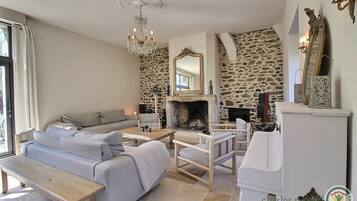 Télévision, cheminée, livres, chaßne hi-fi