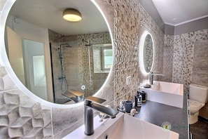 Shower, hair dryer, towels