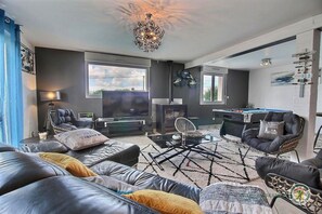 Télévision, cheminée, lecteur de DVD, chaîne hi-fi