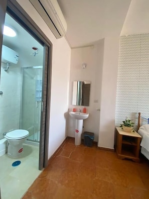 Standard-Vierbettzimmer | Badezimmer