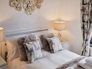 2 عدّة غرف نوم وواي فاي مجانًا وملاءات أسرّة