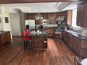 Geladeira, micro-ondas, cooktop, lava-louças