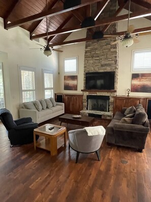 Smart TV, chimenea, libros y impresora 