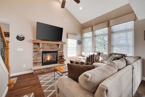 Smart TV, fireplace, video games, DVD player - Group Getaway in the Heart of the Poconos (Lake Harmony)