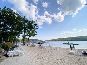 Sun-loungers - Group Getaway in the Heart of the Poconos (Lake Harmony)
