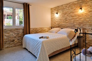 1 chambre, fer et planche à repasser, lit parapluie