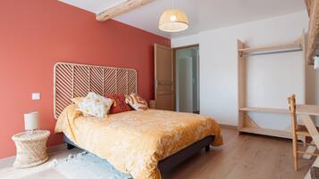 2 bedrooms, travel crib, free WiFi
