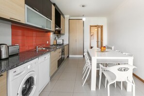 Fridge, microwave, oven, stovetop - Green Hill - 3 bedroom flat with shared pool (Nazaré)